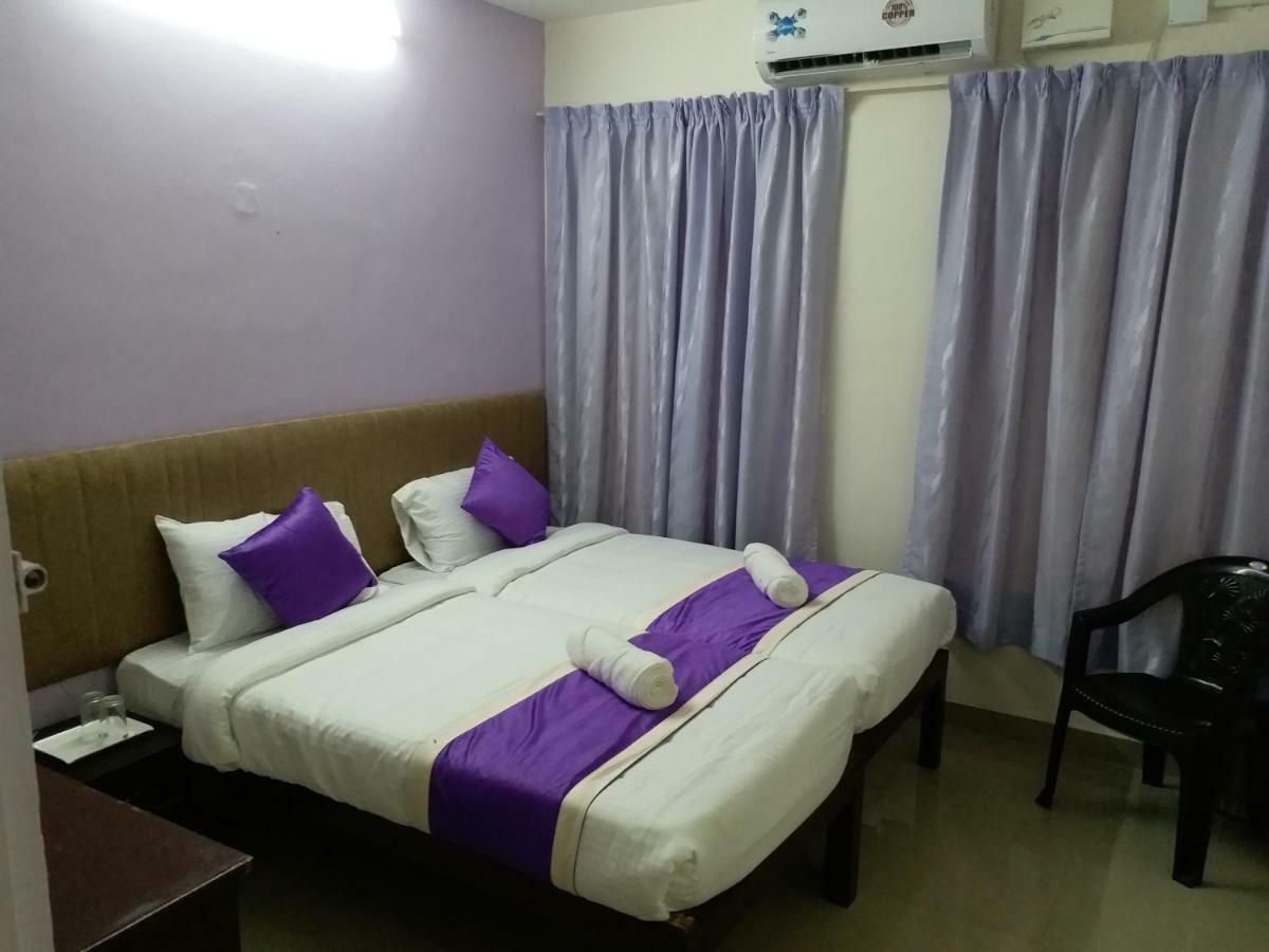Hotel V Bee Plaza Thiruvananthapuram Exterior foto