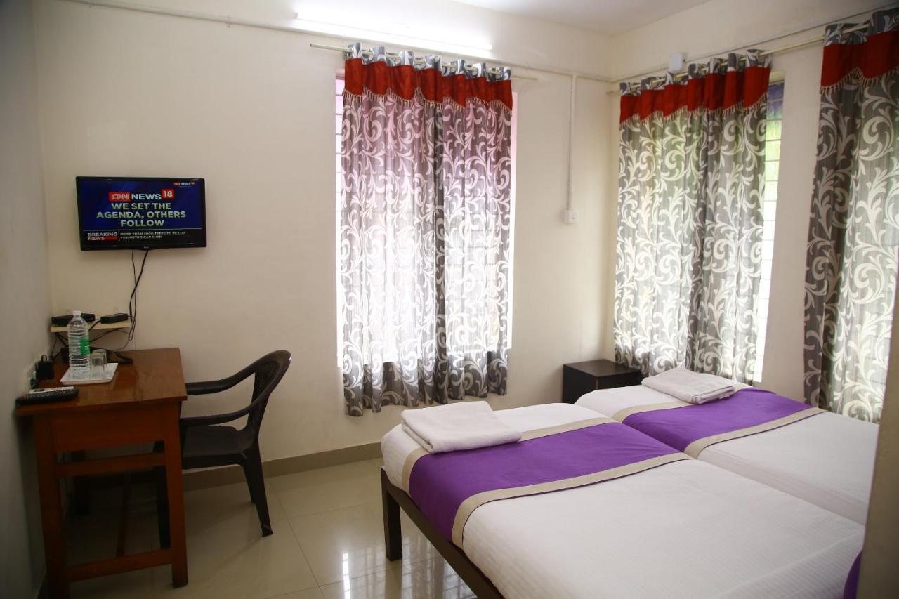 Hotel V Bee Plaza Thiruvananthapuram Exterior foto