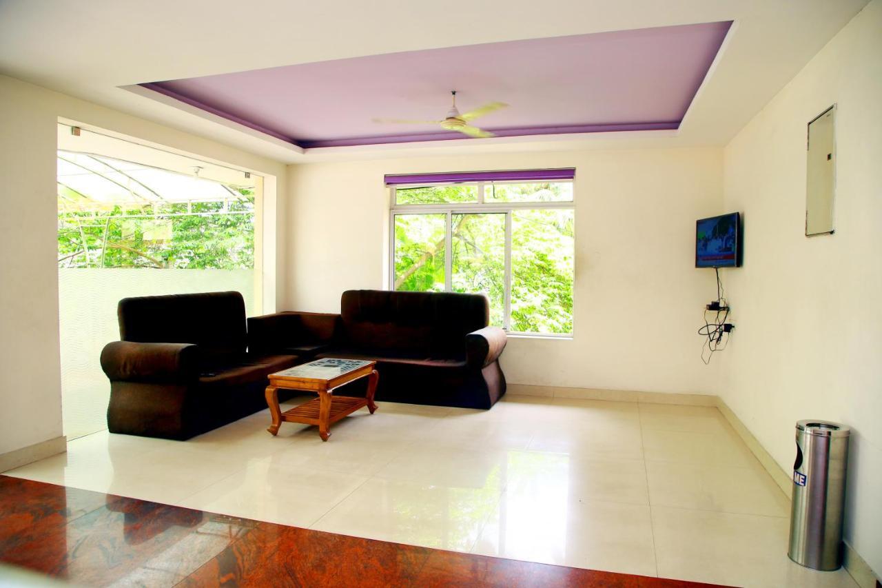 Hotel V Bee Plaza Thiruvananthapuram Exterior foto